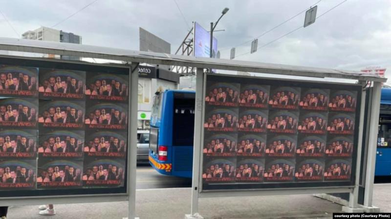 Мэрия Тбилиси обещает оштрафовать лиц, расклеивших плакаты с Саакашвили и радугой