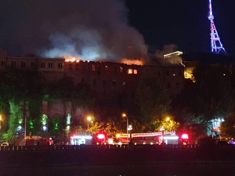 В центре Тбилиси возник сильный пожар в старом доме
