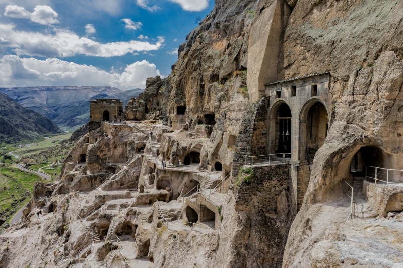 Испанский Forbes назвал пещеры Вардзия в числе самых впечатляющих мест, открытых для туристов