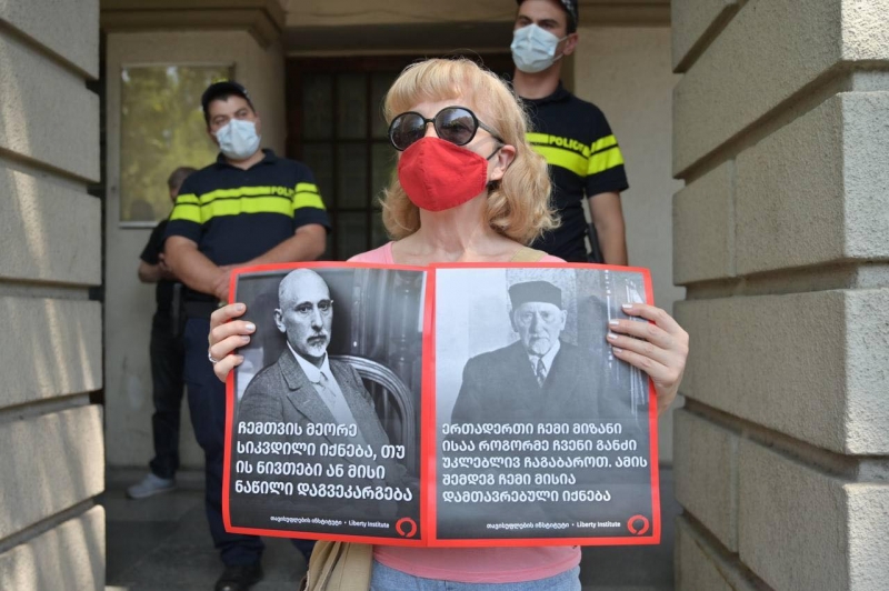 В центре Тбилиси прошли две акции с призывом спасти от сноса здание музея  