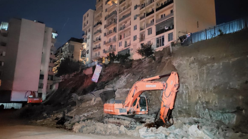 В Тбилиси эвакуировали десятиэтажный дом после обрушения склона