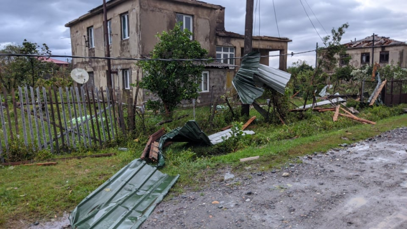 Более десятка домов в Западной Грузии остались без крыш и окон после смерча