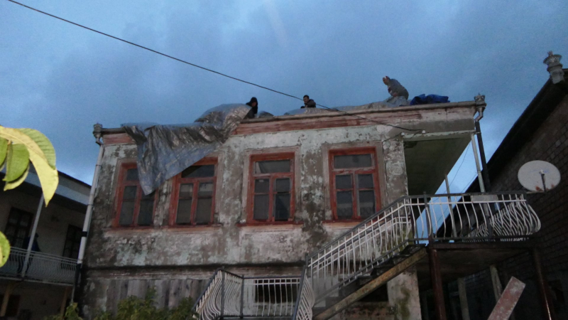 Более десятка домов в Западной Грузии остались без крыш и окон после смерча