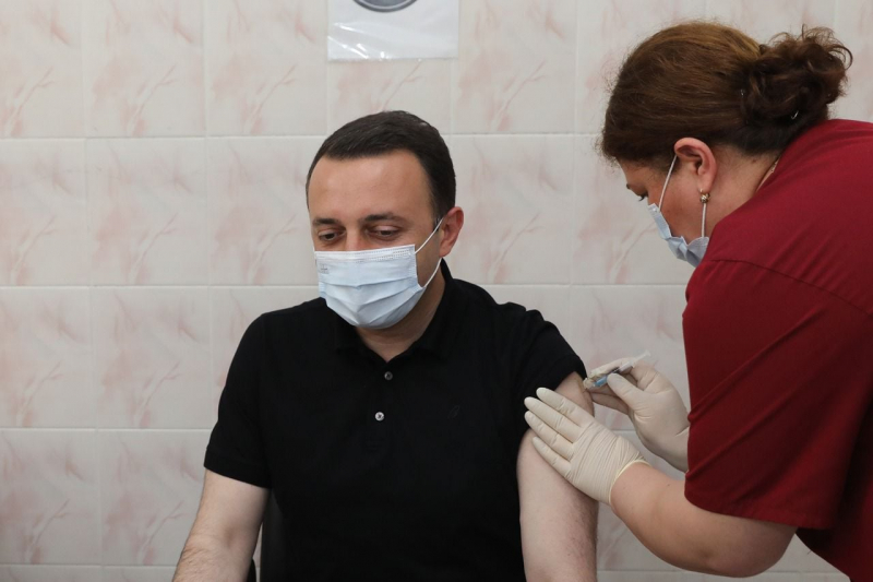 Премьер-министр Грузии сделал вторую прививку препаратом Pfizer