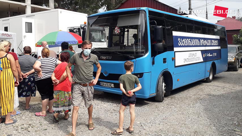 В Батуми открылись передвижные пункты вакцинации в автобусе