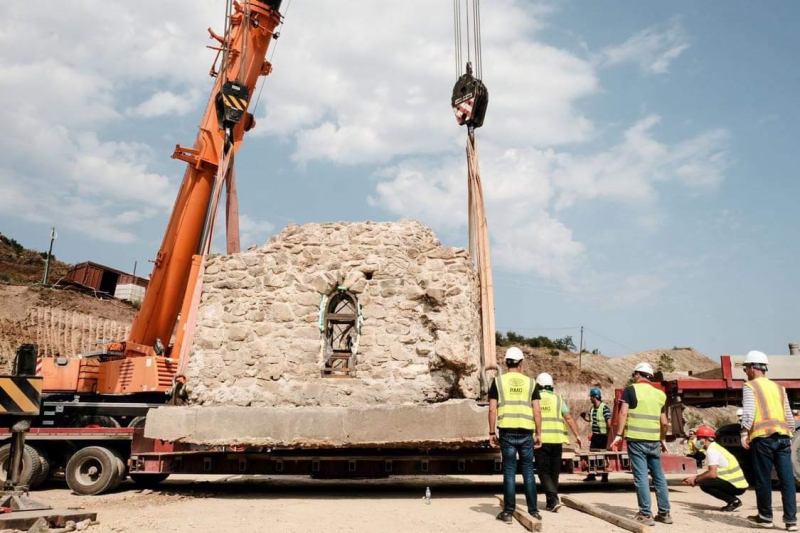 В Грузии целиком перенесли исторический памятник – персидскую баню весом в 134 тонны