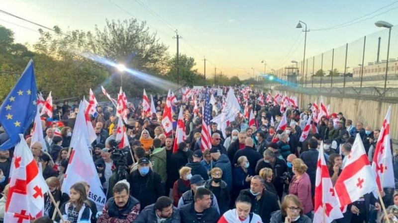 Митинг в поддержку Саакашвили проходит у руставской тюрьмы