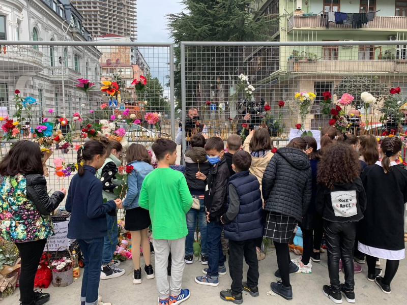 Одноклассники погибшей при обрушении дома 9-летней девочки принесли цветы и свечи к месту трагедии