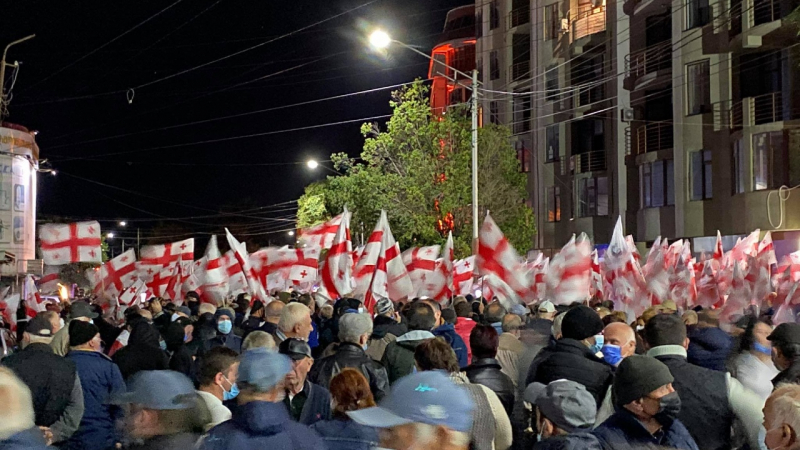 Сотни человек собрались в Зугдиди – они обещают защищать голоса ЕНД и освободить Саакашвили