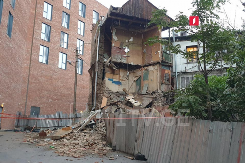 В Тбилиси обрушилась часть старинного трехэтажного дома