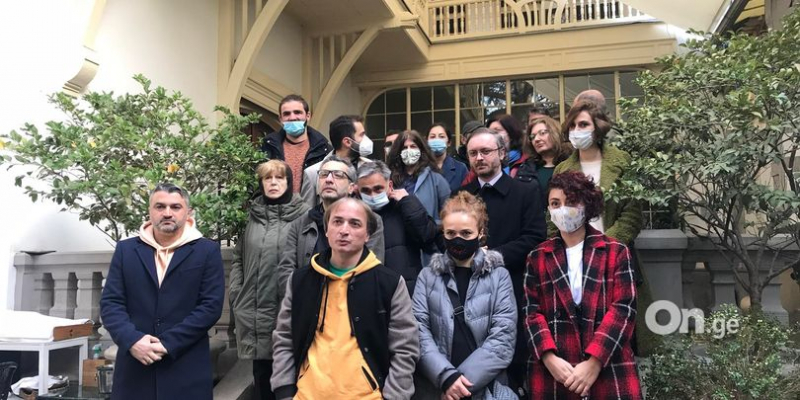 Грузинские писатели провели акцию в поддержку коллеги, задержанного на протестной акции