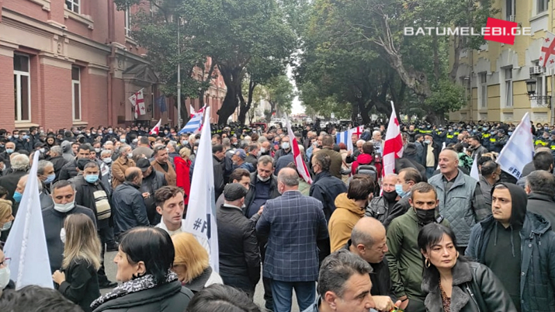 Оппозиция проводит акцию протеста в Батуми и в Рустави возле тюрьмы Саакашвили