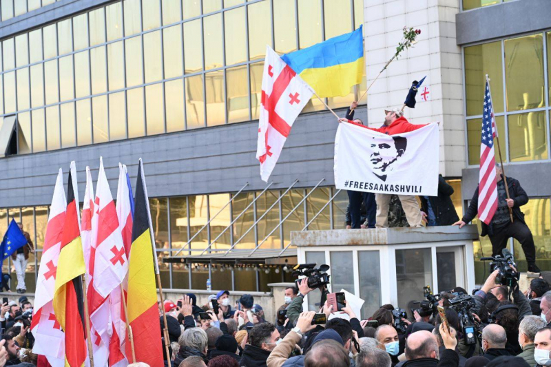 Полиция применила перцовый спрей на акции возле суда, куда доставлен Саакашвили  