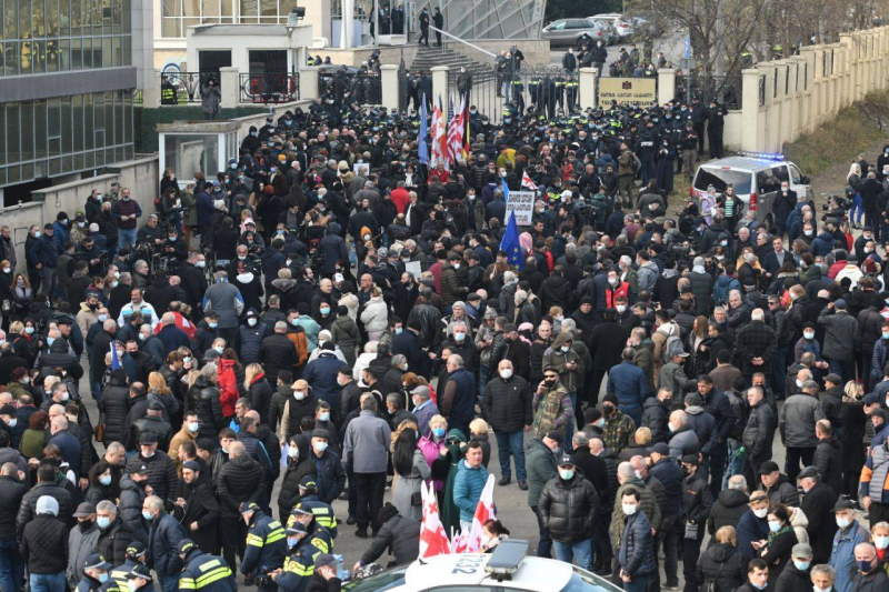 Полиция применила перцовый спрей на акции возле суда, куда доставлен Саакашвили  