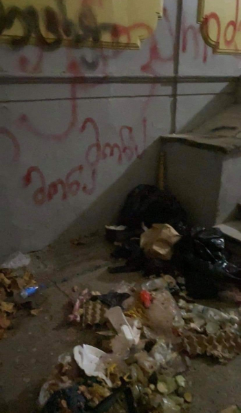 В офисе партии «Гирчи – больше свободы» неизвестные разбросали мусор