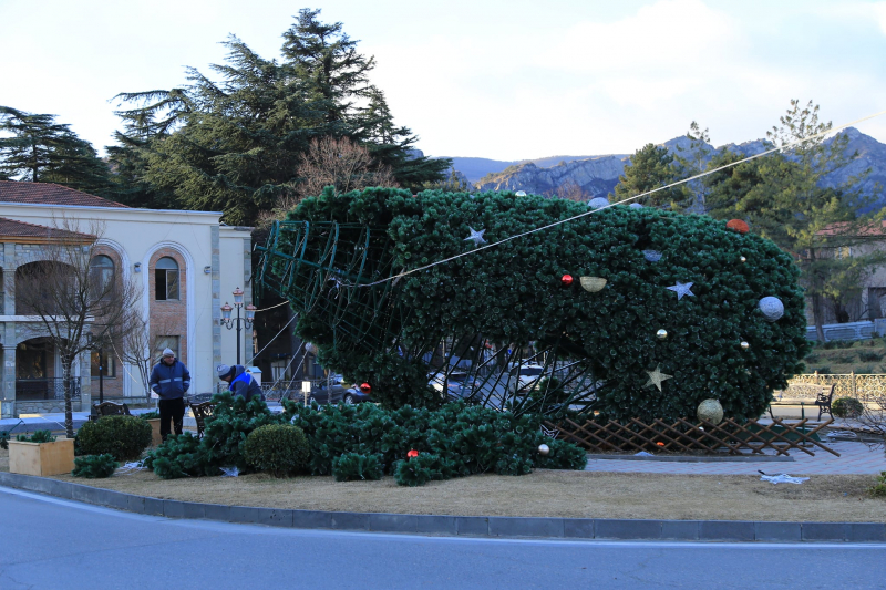 Непогода в Грузии: в Мцхета из-за сильного ветра упала новогодняя елка