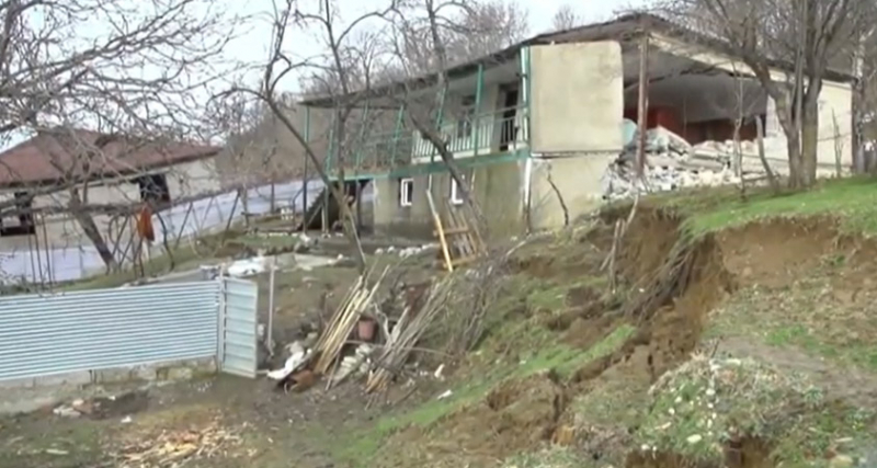 На западе Грузии из-за обвала почвы повреждены 12 домов