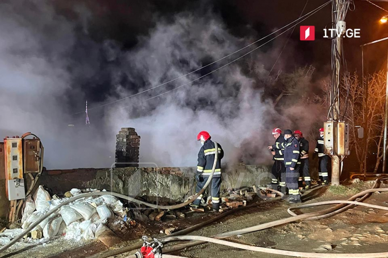 В Надзаладевском районе Тбилиси возник пожар в заброшенном доме