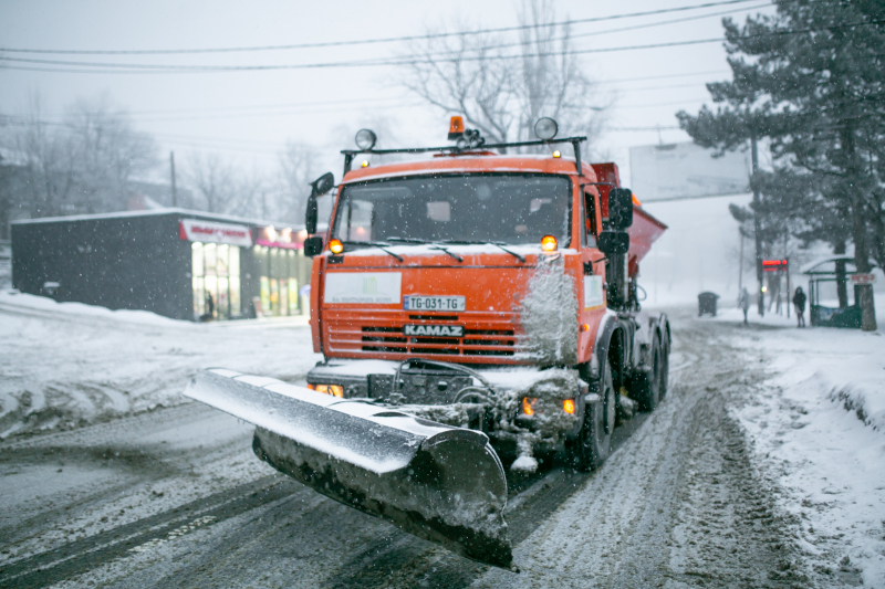 В пригороде Тбилиси перекрыли дороги из-за сильного снегопада