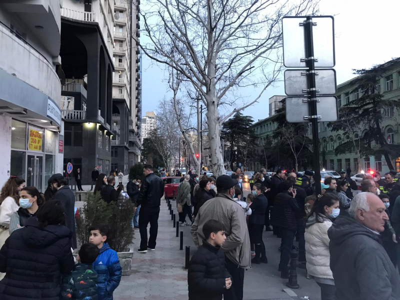 Десятки человек собрались на митинг в Тбилиси после наезда машины на второклассника