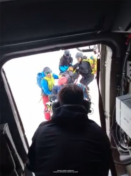 Спасатели доставили в больницу пострадавшего в горах Сванети иностранца    