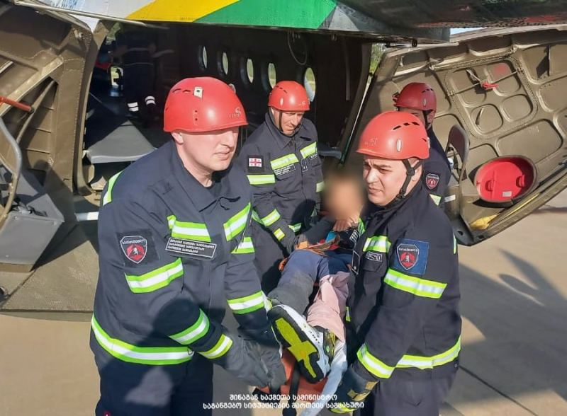 Спасатели доставили в больницу пострадавшего в горах Сванети иностранца    