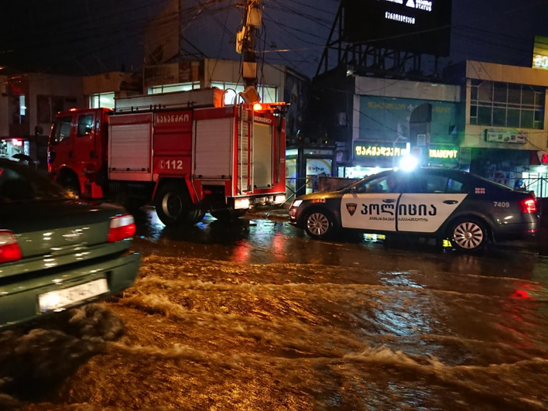 Мощный ливень создал проблемы в Тбилиси
