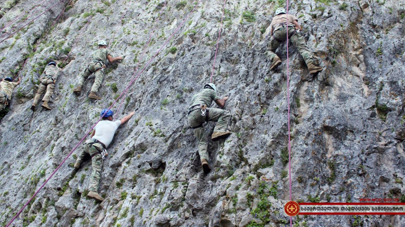 Грузинские и американские солдаты обучились скалолазанию в Сачхере