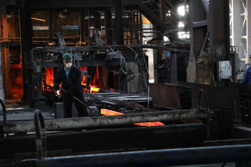 Рабочие Руставского металлургического завода бастуют и требуют повысить зарплаты