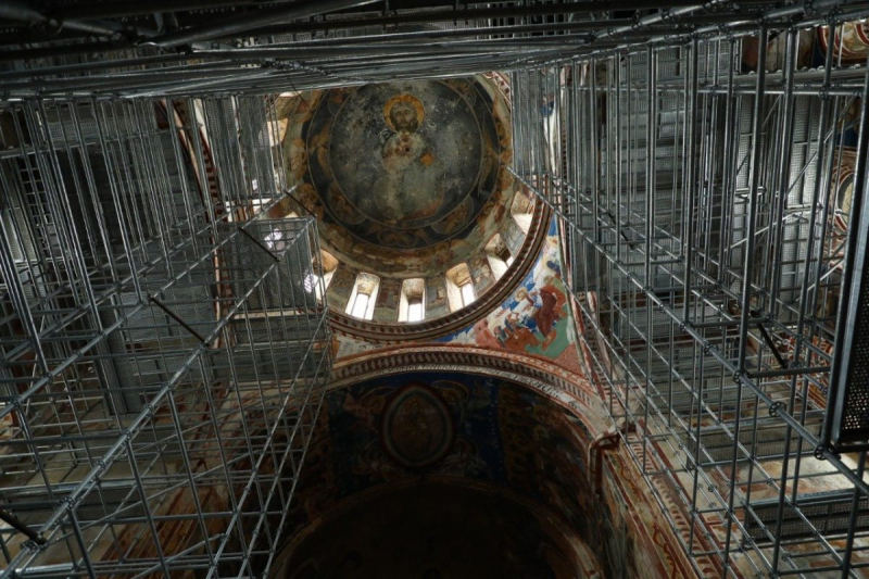Мозаика начала осыпаться с лика Богоматери в главном храме Гелатского монастыря