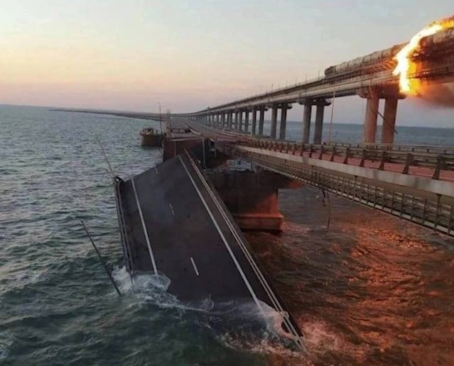 На Крымском мосту произошел взрыв и пожар
