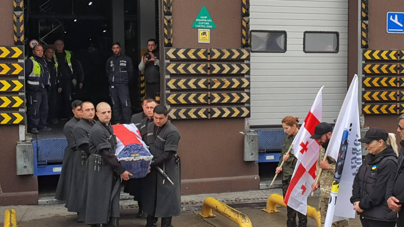Тело погибшего в Украине грузинского бойца ​​Эдишера Кварацхелия доставили в Тбилиси
