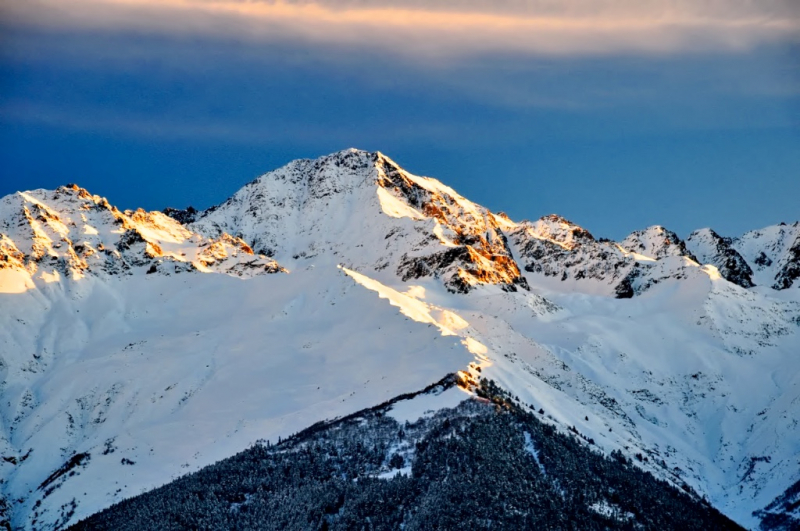 Трое иностранных альпинистов погибли при восхождении на Тетнулди