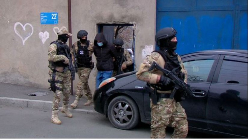 В поселке Поничала в пригороде Тбилиси полиция задержала двух наркоторговцев