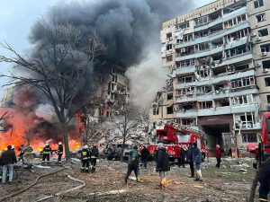 Россия дважды за день обстреляла Украину: трагедия в Днепре — ракета попала в девятиэтажный дом
