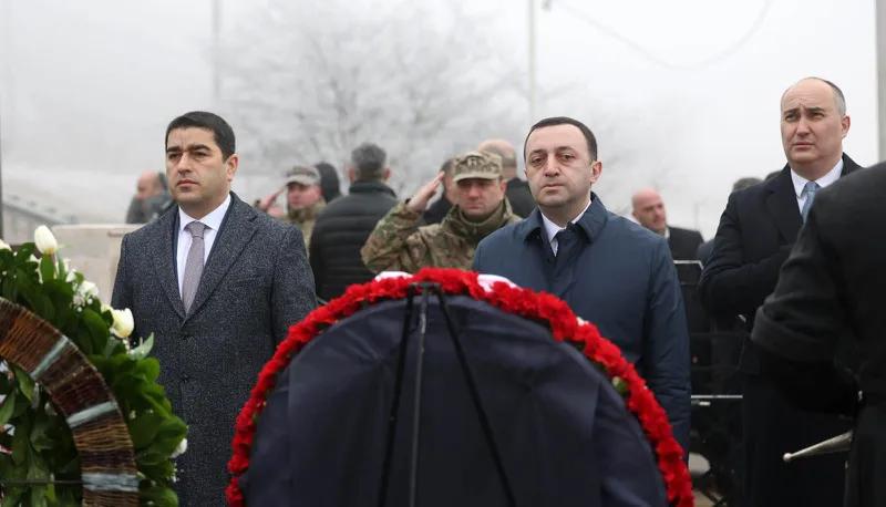 Первые лица Грузии возглагают венки к памятнику грузинским юнкерам