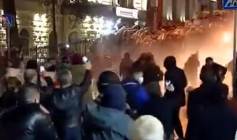МВД Грузии пошло на разгон акции протеста против закона об «иноагентах» в Тбилиси