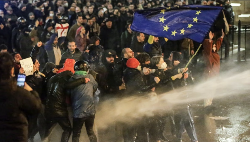 Фотография с флагом ЕС на мартовском митинге снята с конкурса “Я вижу Европу”