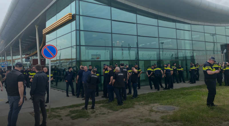 Полиция мобилизована в аэропорту Тбилиси перед прибытием рейса из Москвы