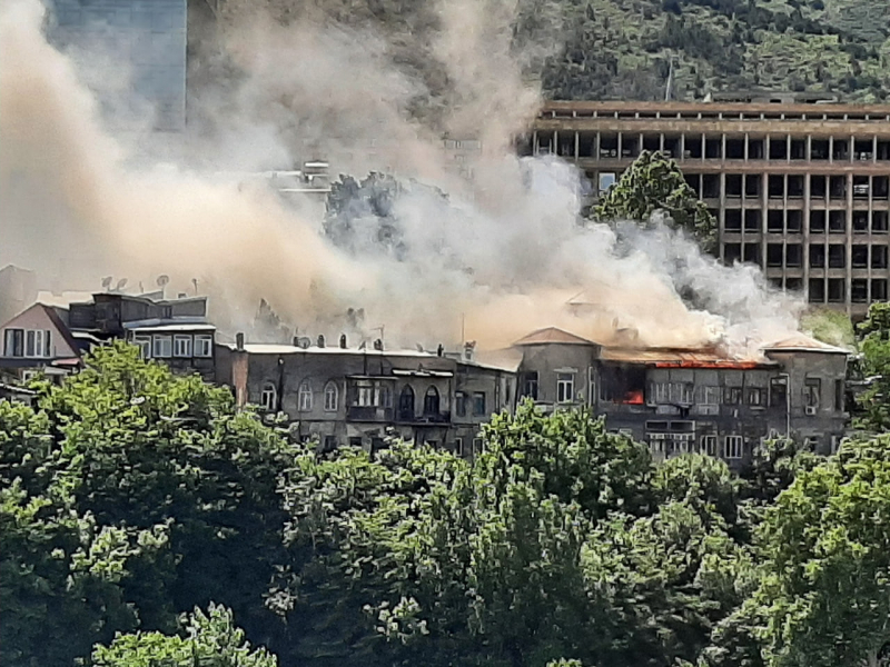Пожар в Тбилиси: горит здание возле отеля Biltmore