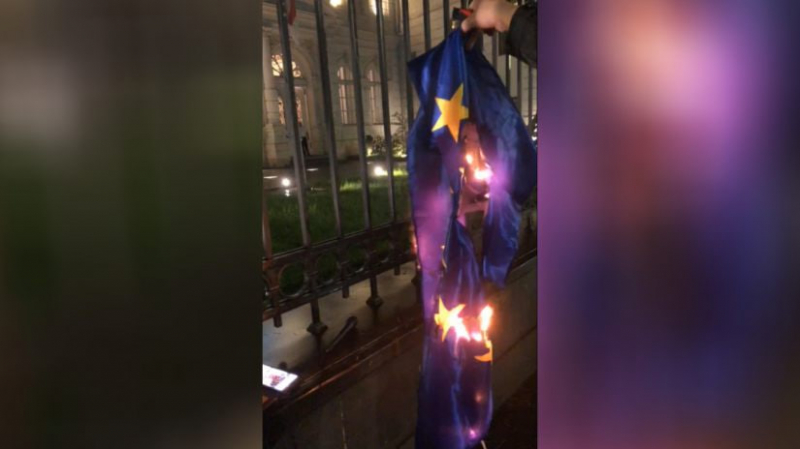 Флаг Евросоюза сожгли в Тбилиси у резиденции президента