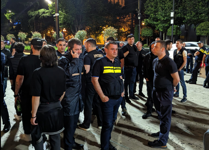 Полициейские в Тбилиси не разрешали стоять на акции у парламента даже с пустыми плакатами