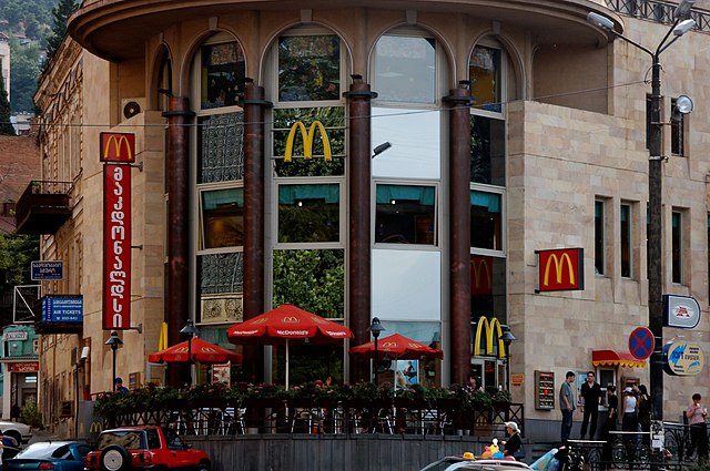 В правящей партии Грузии обвинили McDonald’s в ЛГБТ-пропаганде из-за Элтона Джона