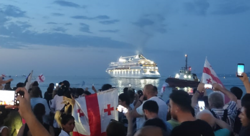 Круизный лайнер Astoria Grande с российскими туристами покинул Грузию на фоне акции протеста