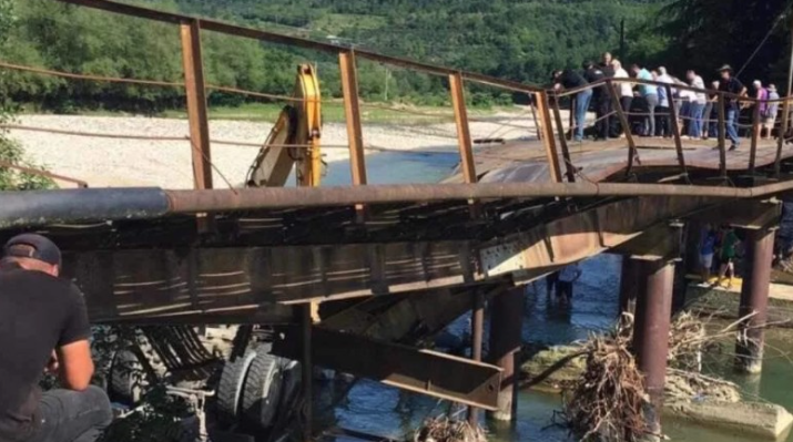 На западе Грузии обрушился мост – грузовик упал в реку, водитель погиб