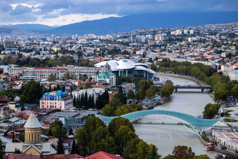 Стеклянный Мост мира в Тбилиси закрывают на ремонт на две недели