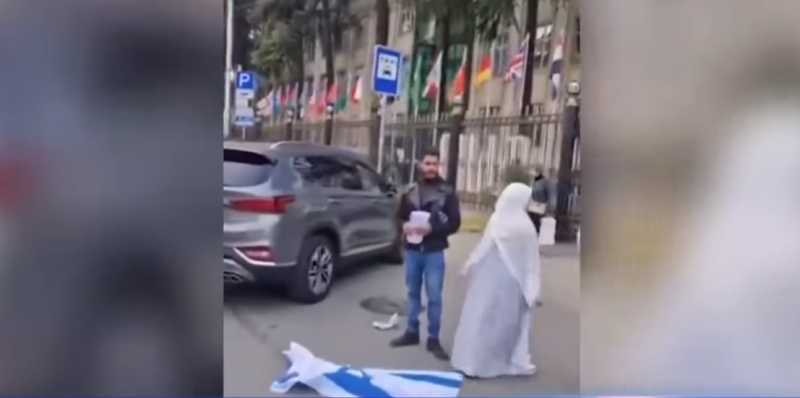 Неизвестные сорвали и растоптали в Тбилиси флаг Израиля