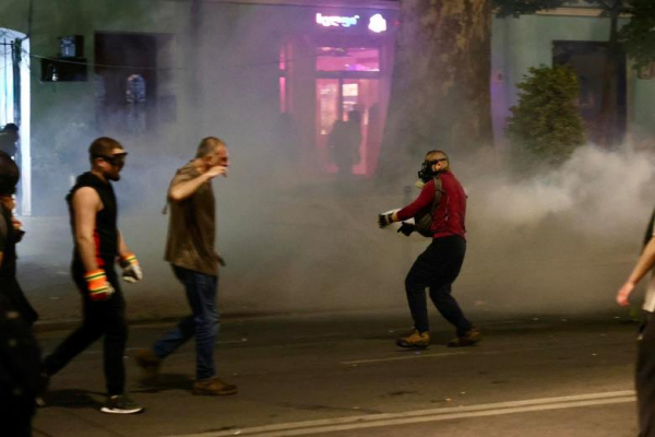 Фотоистория | Разгон полицией мирных протестующих против закона об иноагентах (30 апреля – 1 мая)