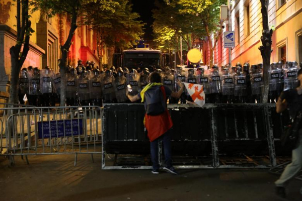 Фотоистория | Разгон полицией мирных протестующих против закона об иноагентах (30 апреля – 1 мая)