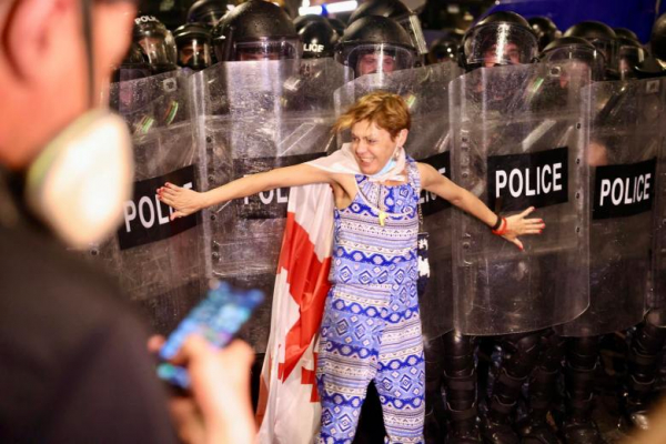 Фотоистория | Разгон полицией мирных протестующих против закона об иноагентах (30 апреля – 1 мая)